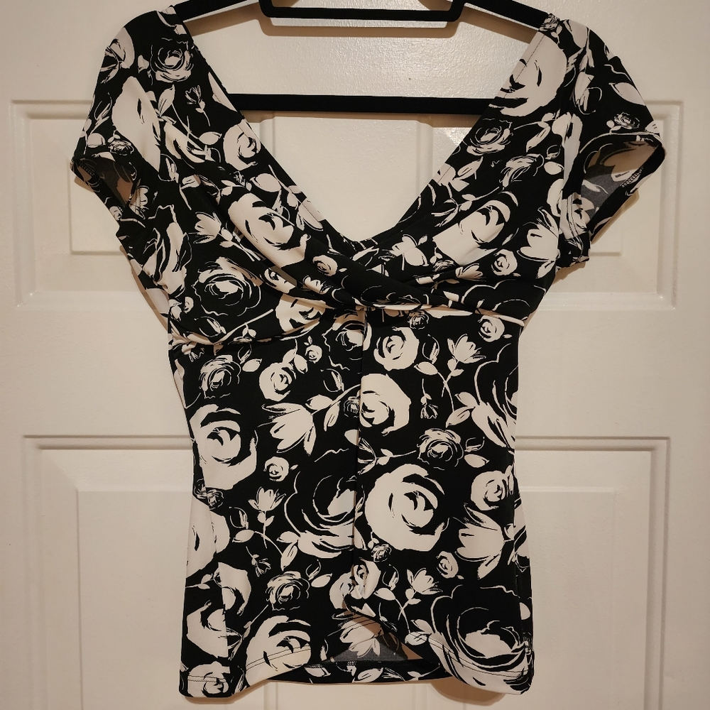 White House Black Market Women's Black & White Floral Print Top Size S